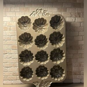 ALUMINUM BUNDT CUPCAKE PAN